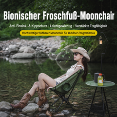 Grüner faltbarer Outdoor-Sessel mit niedriger Rückenlehne am Bachufer im Outdoor-Einsatz