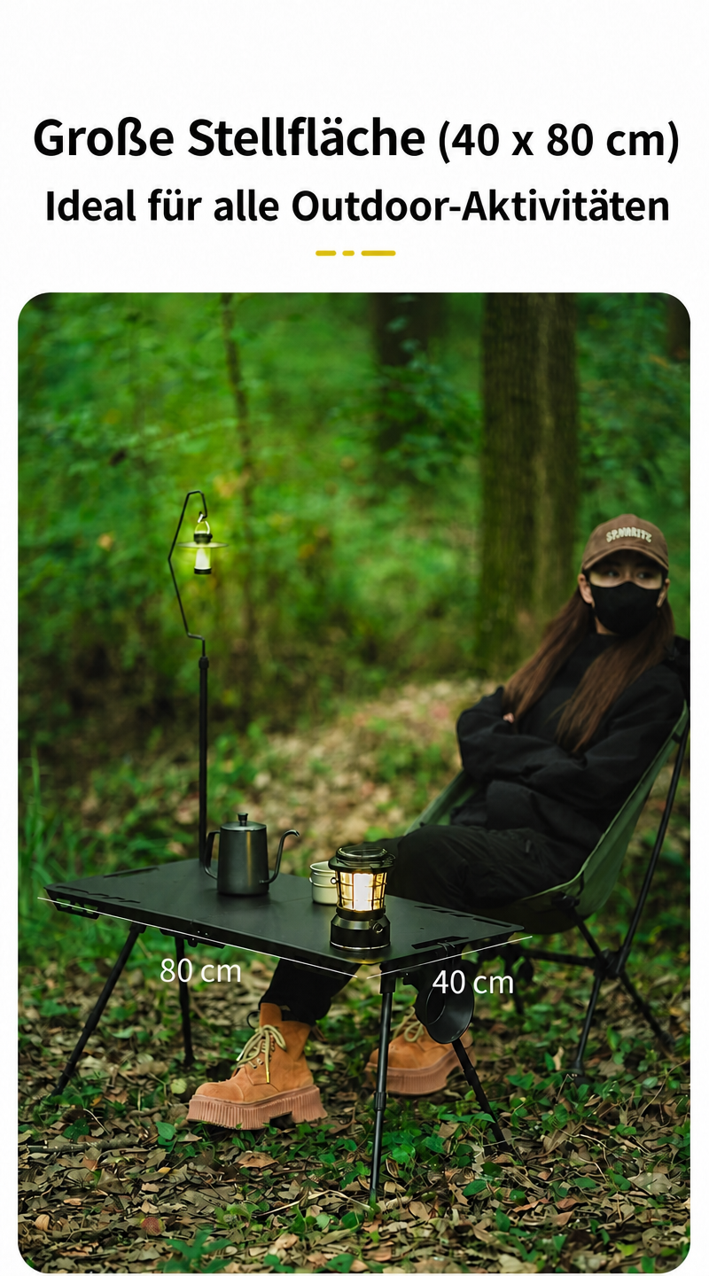 Grüner Campingtisch mit Lampenstativ und 80 mal 40 Zentimeter großer Tischfläche im Wald