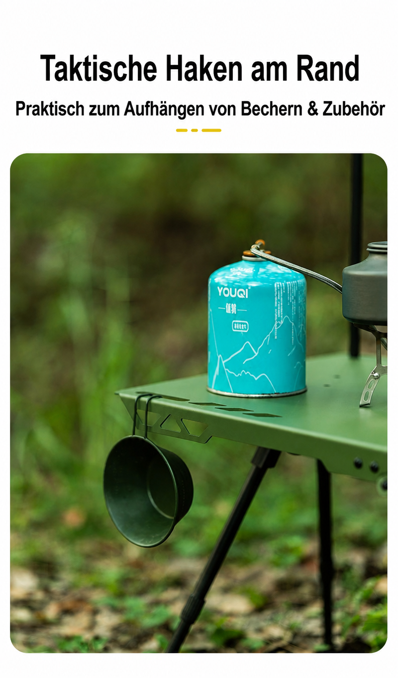 Campingbecher hängt an einem seitlichen Haken des grünen Campingtisches im Outdoor-Einsatz